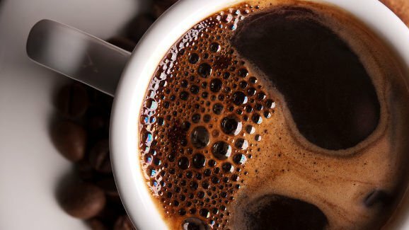 Estudo: homens que bebem café têm maior risco de doença periodontal