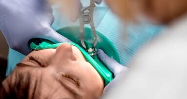 Зъболекар обвинен в смъртта на пациент след опит да извади 20 зъба