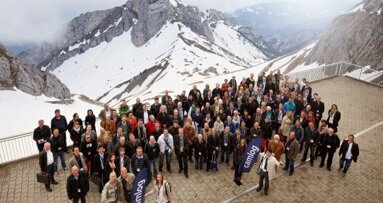Implantologie und festliche Stimmung in den Schweizer Bergen