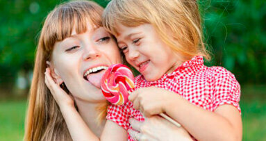 I batteri della bocca della madre mettono a rischio la salute dei bambini