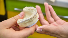 Dentes de dentadura impressos em 3D adequados para uso clínico de longo prazo